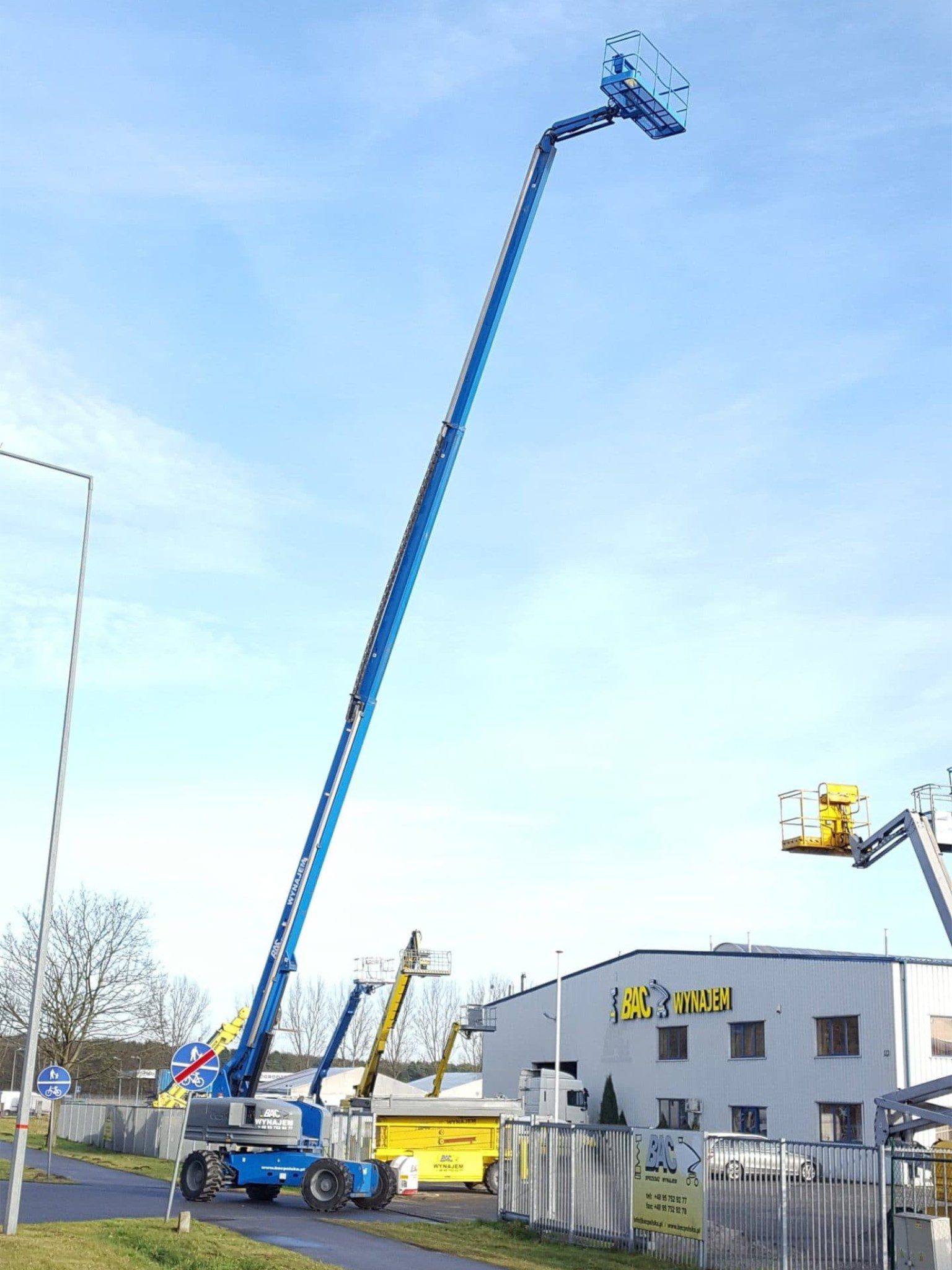 Подъемник в компании по прокату строительного оборудования.