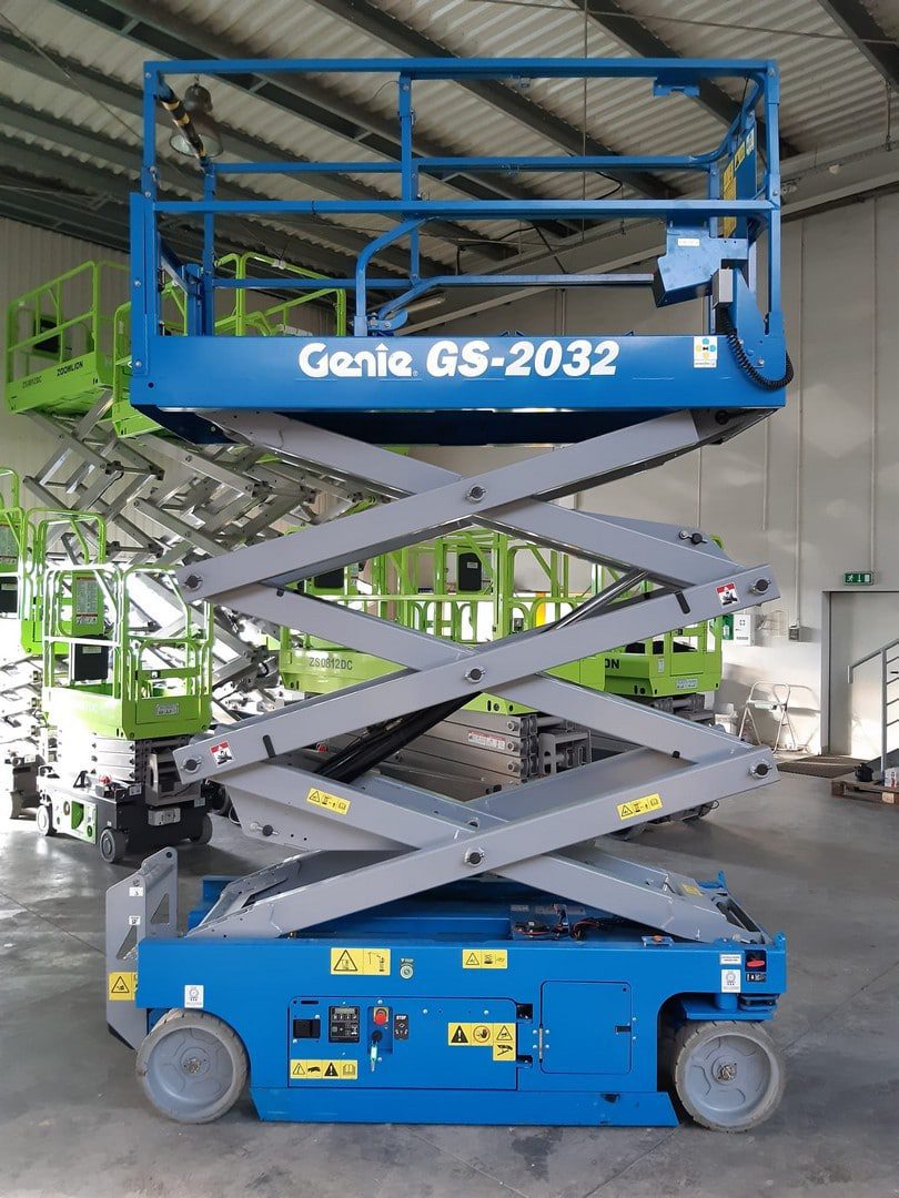 Podnośnik nożycowy Genie GS-2032 w magazynie.