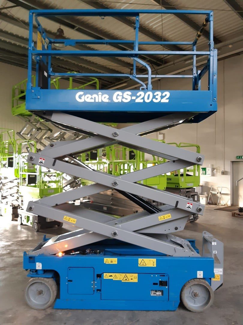Podnośnik nożycowy Genie GS-2032 w magazynie.