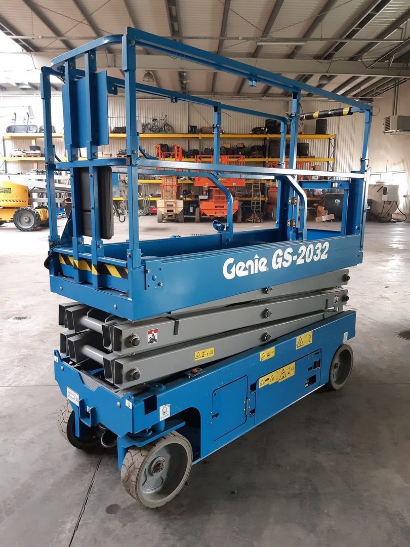 Podnośnik nożycowy Genie GS-2032 w magazynie.