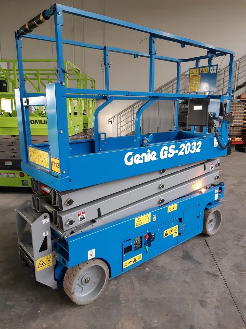 Podnośnik nożycowy Genie GS-2032 w magazynie.