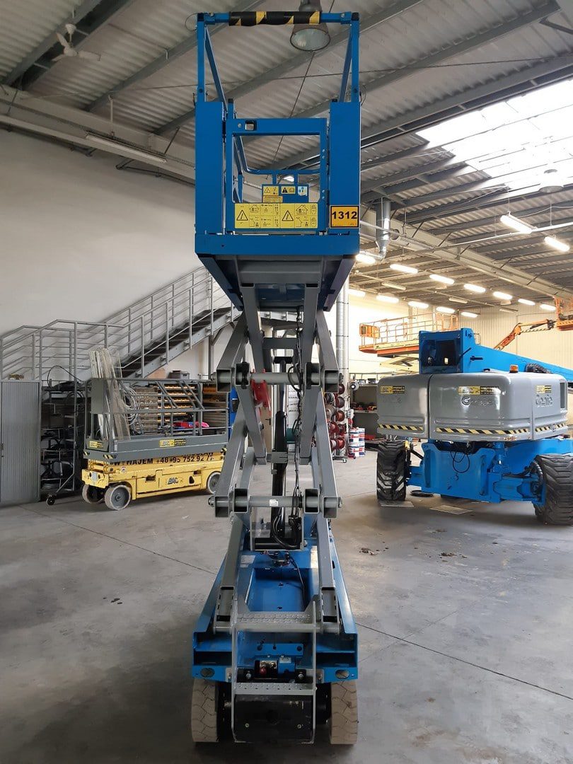 Podnośnik nożycowy w hali przemysłowej.