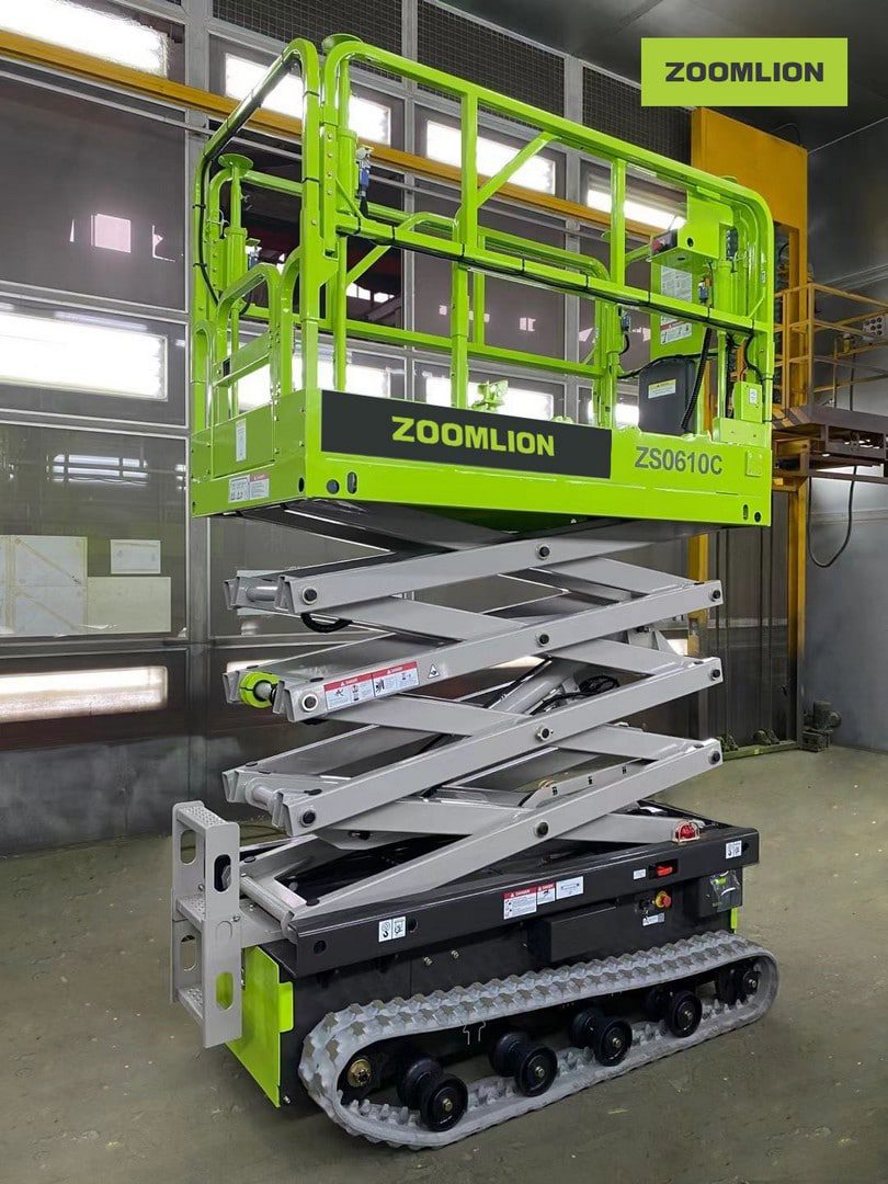 Podnośnik gąsienicowy ZOOMLION ZS0610C w hali.