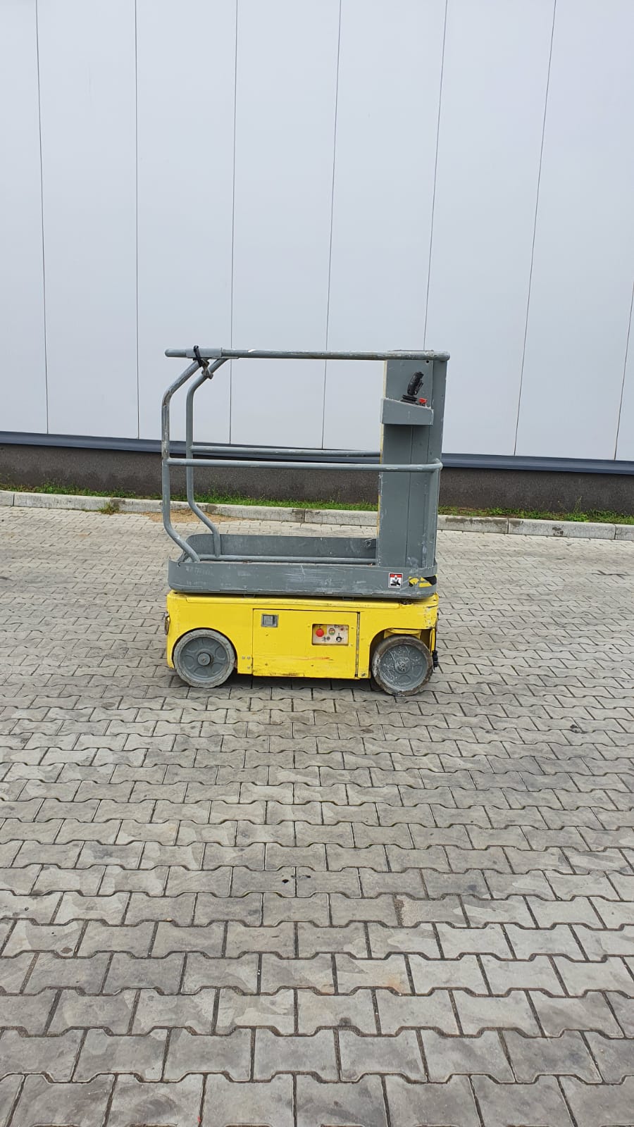 Podnosnik_Teleskopowy_Elektryczny_Upright_TM12_Bac_Polska_2 UpRight TM12 - Product gallery image - BAC Poland AWP parts