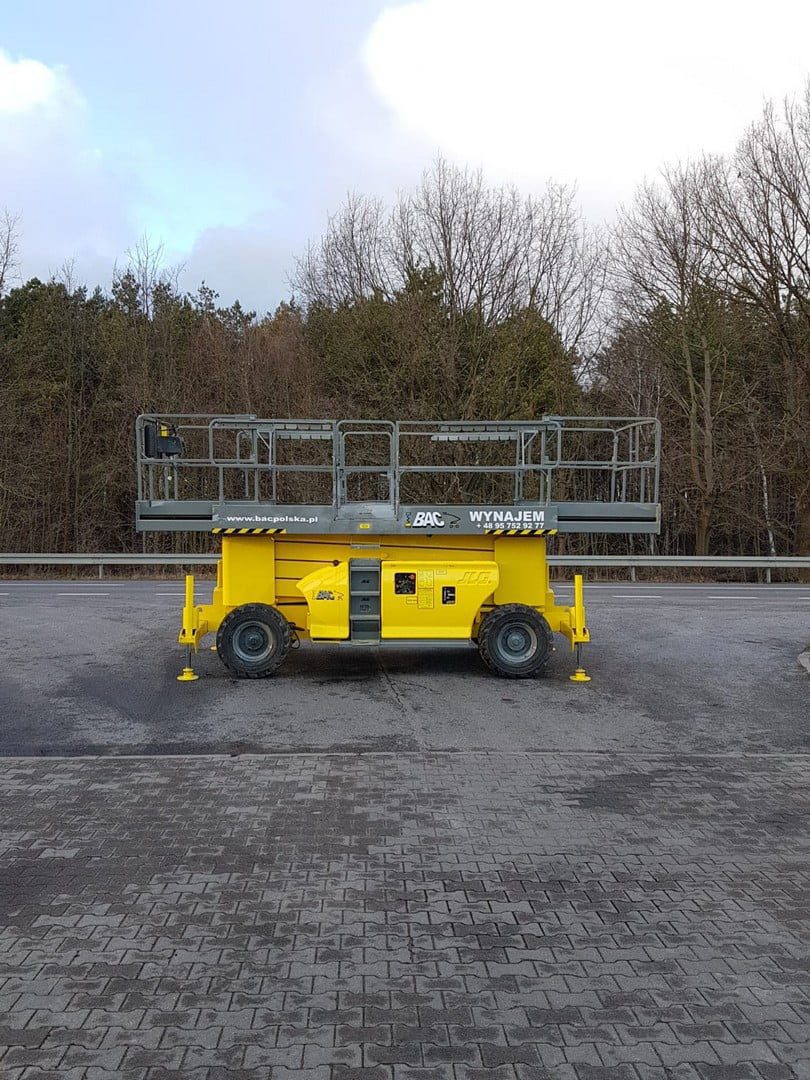 Żółta podnośnikowa platforma robocza na bruku.