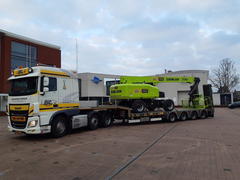 Ciężarówka DAF przewozi podnośnik koszowy Zoomlion.