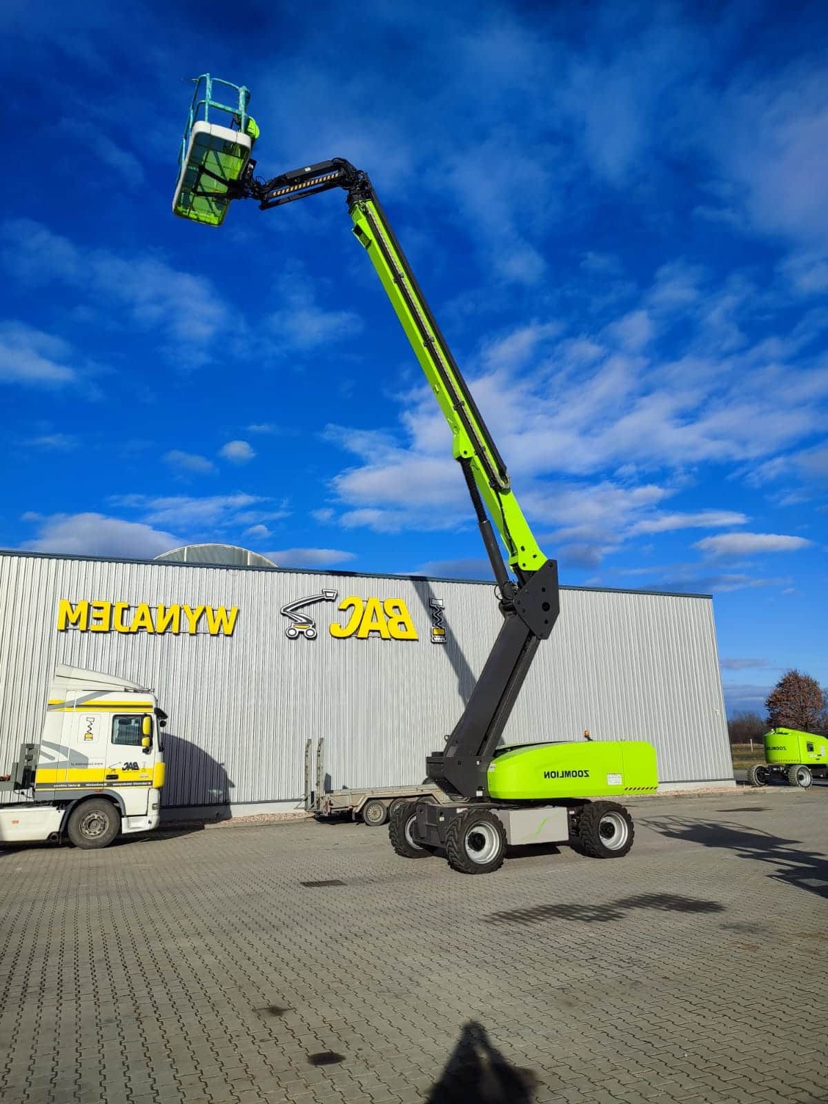 Підйомник Zoomlion перед складом ВАС.