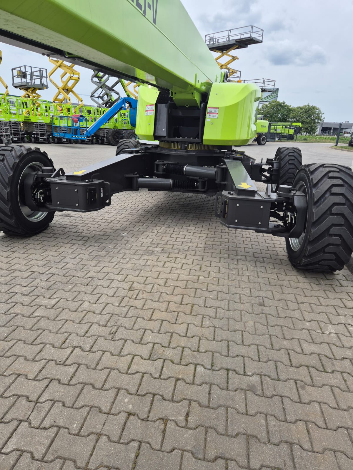 podnośnik teleskopowy spalinowy zoomlion zt42j v 4x4 Podnośnik Teleskopowy Zoomlion ZT42J-V 4x4 - Product gallery image - BAC Poland AWP parts