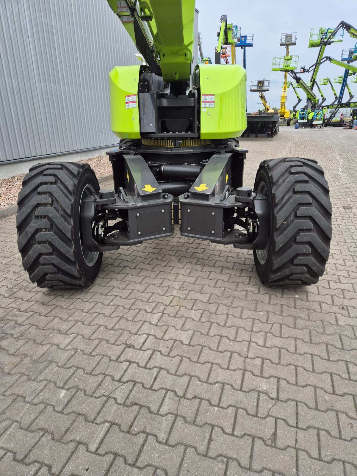 podnośnik teleskopowy spalinowy zoomlion zt42j v 4x4 Podnośnik Teleskopowy Zoomlion ZT42J-V 4x4 - Product gallery image - BAC Poland AWP parts