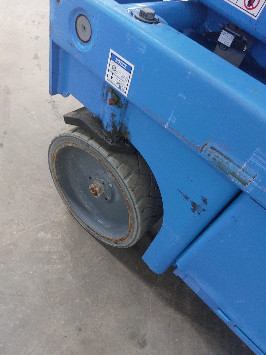 20230127_160927_resized Uszkodzone koło wózka widłowego.