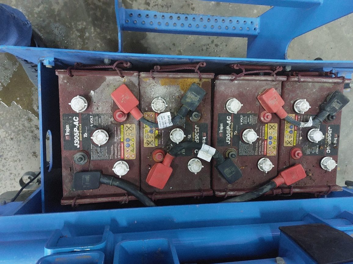 20230127_161210_resized Akumulatory przemysłowe na paletce transportowej.