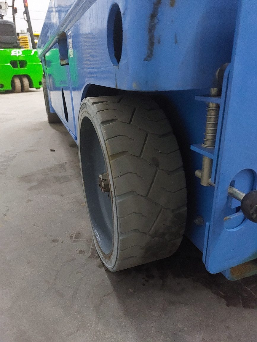 Duże koło przemysłowej maszyny na betonowej podłodze.