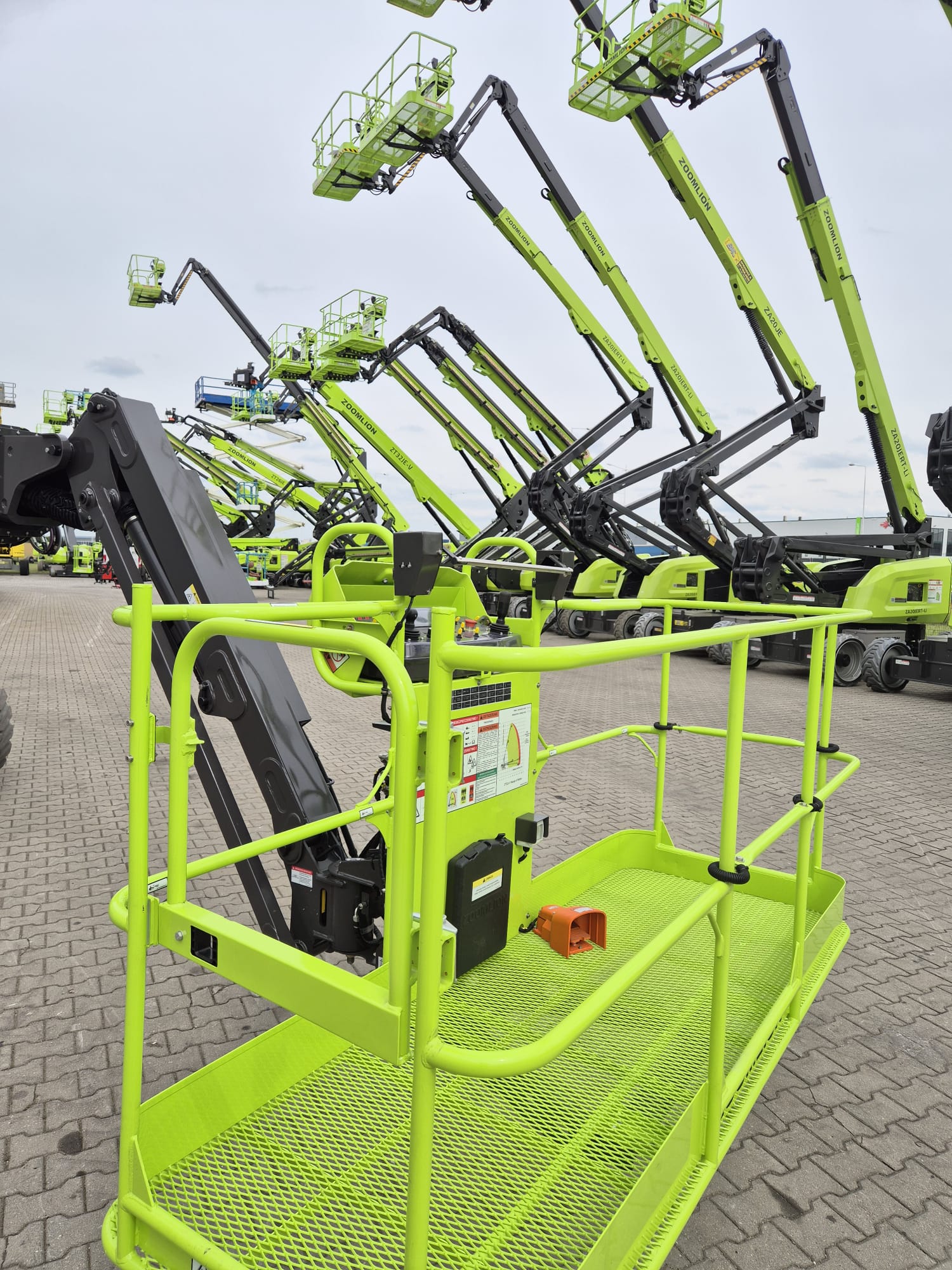 Podnośnik Teleskopowy Zoomlion ZT32JE-V Li 4x4 - obrazek 3