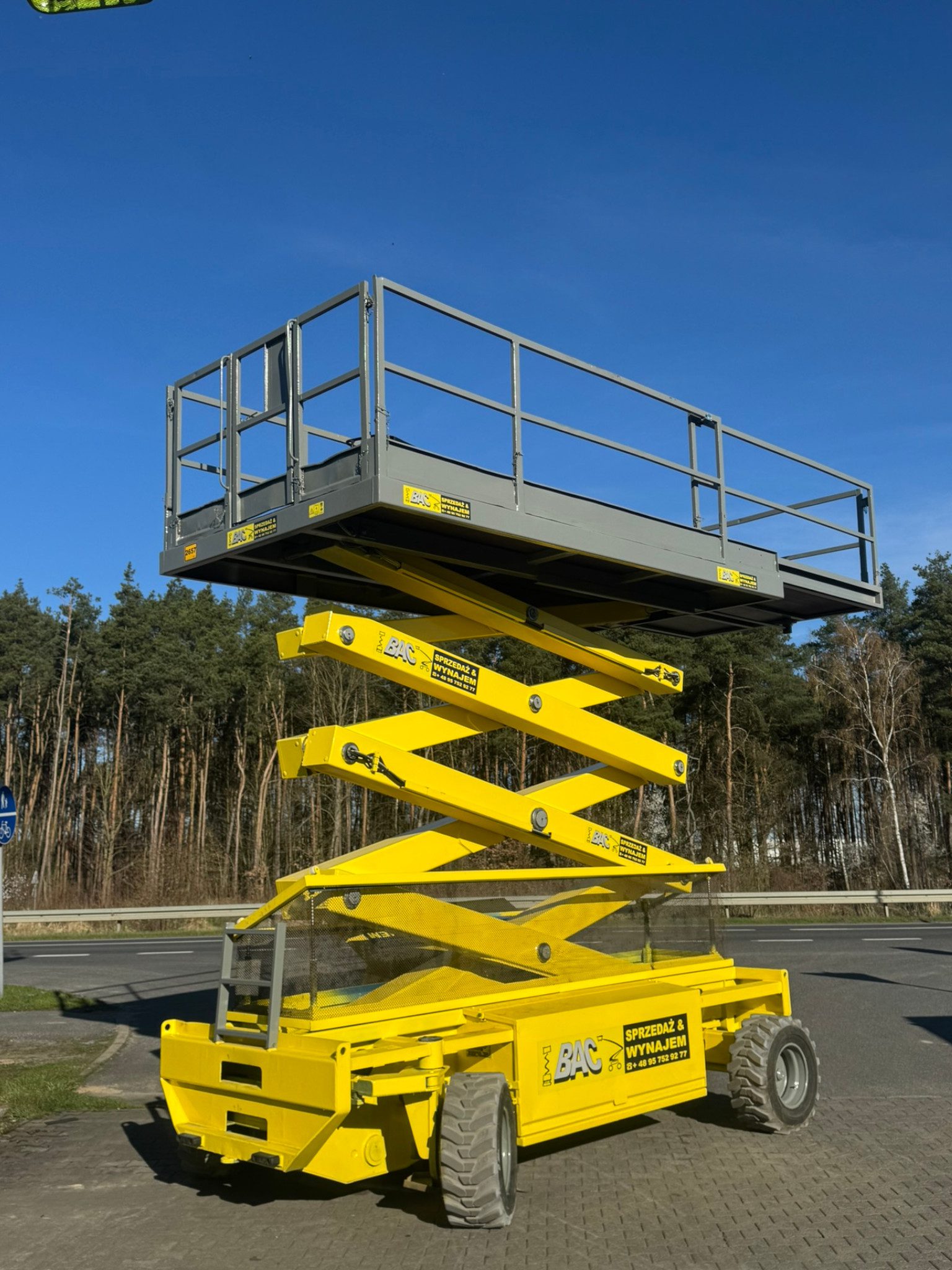 Podest ruchomy Holland Lift Q135EL25 – zwyżka nożycowa do wynajmu w BAC Polska