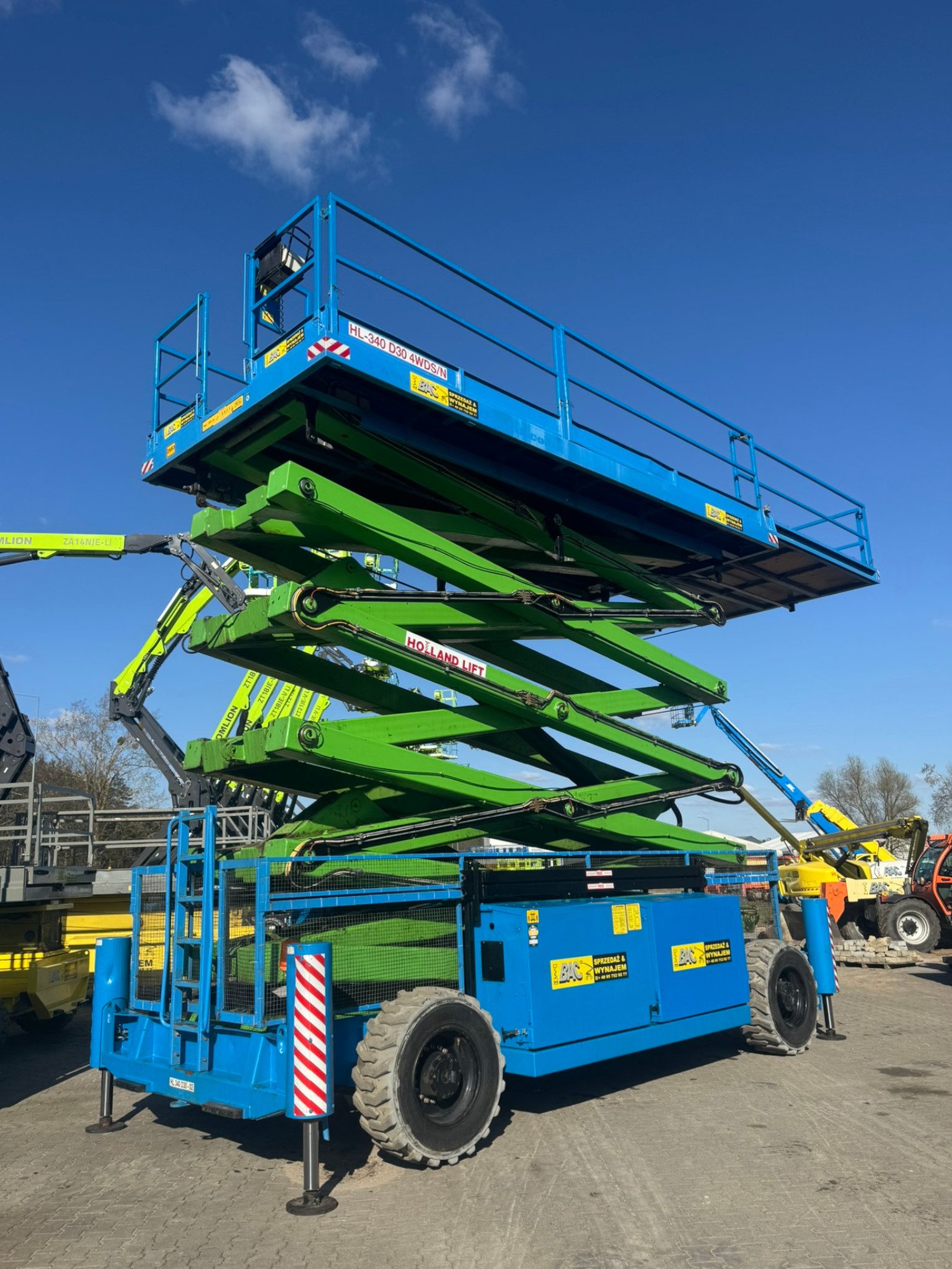 Spalinowy podest ruchomy Holland Lift Megastar HL340D30 z platformą 3.0 m – dostępny w ofercie wynajmu BAC Polska.