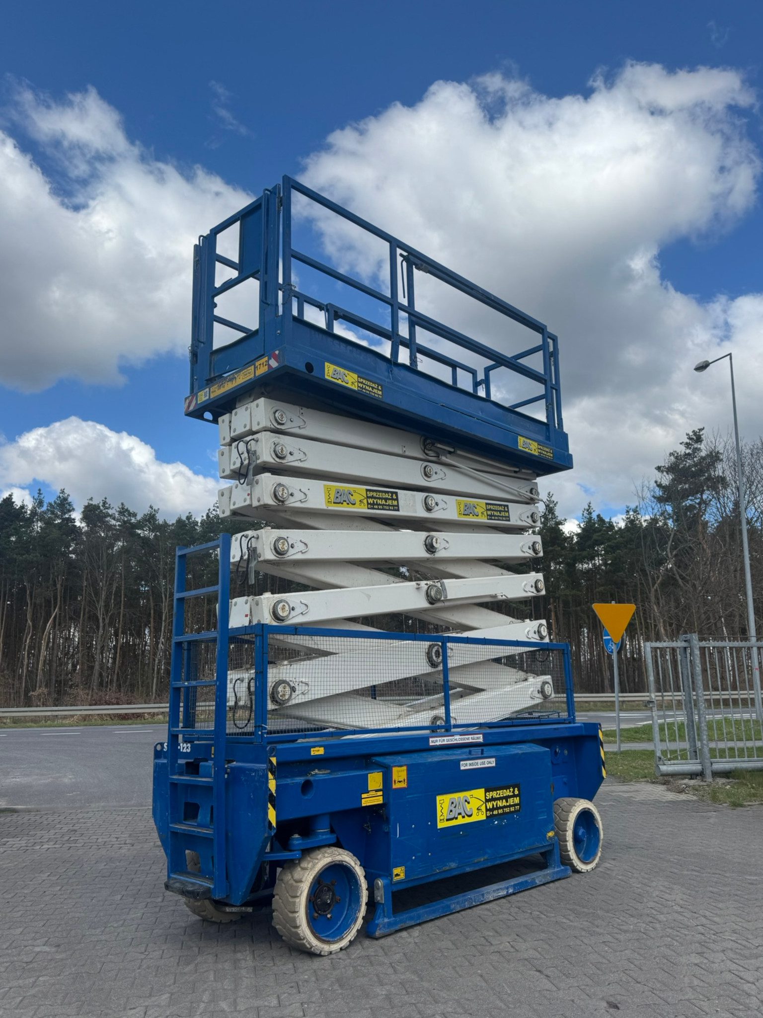 Podest ruchomy Holland Lift HL-190E12 – elektryczna zwyżka 18,5 m dostępna w wynajmie BAC Polska