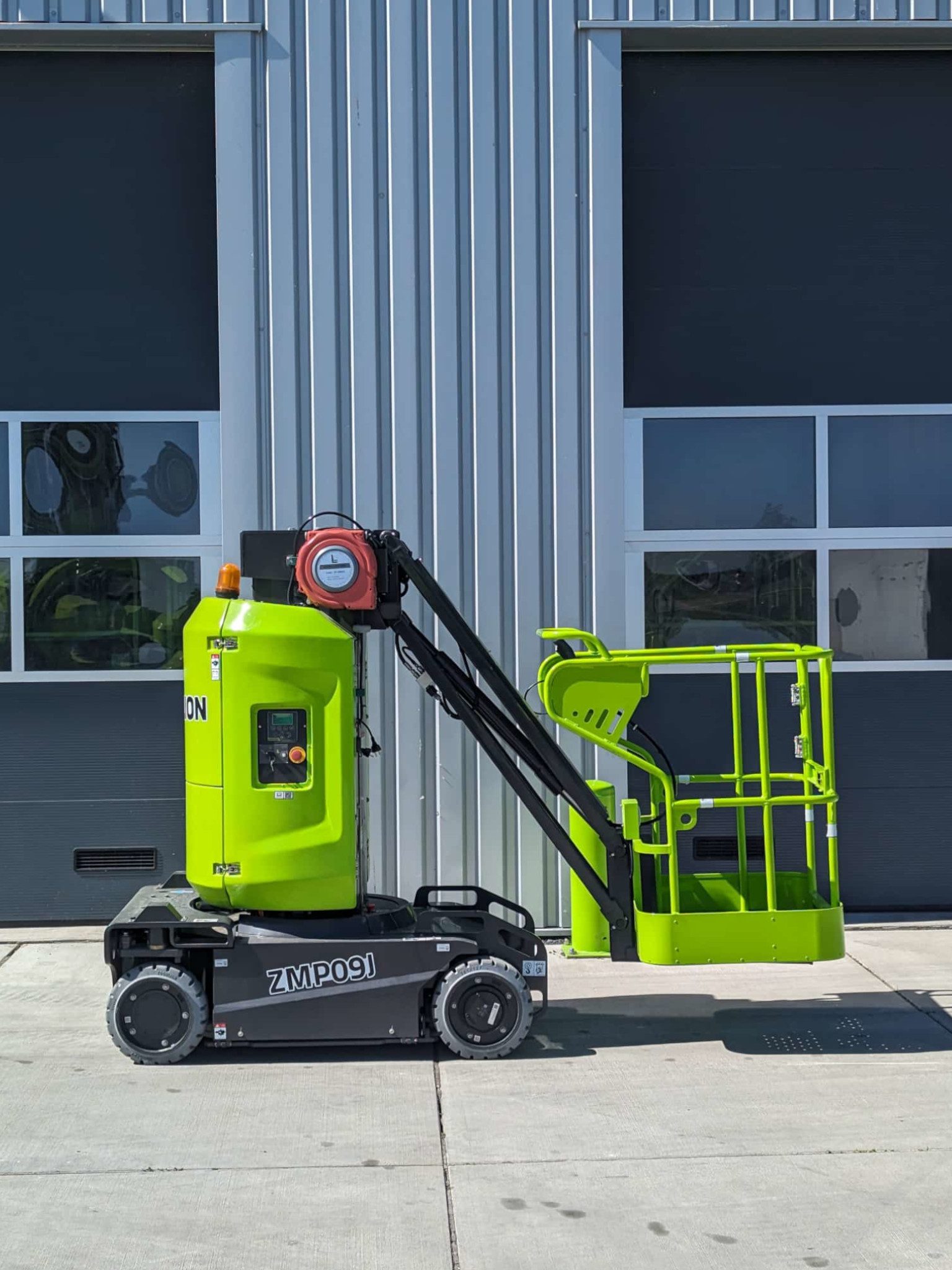 Elektryczny podest masztowy Zoomlion ZMP09J na sprzedaż w Bac Polska, zwyżka o wysokości roboczej 11,2 m z białymi, niebrudzącymi kołami i kompaktowymi wymiarami