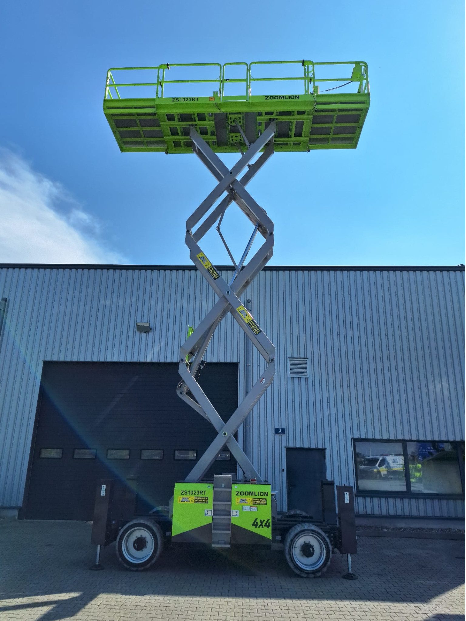 Zoomlion ZS1023RT – podest do wynajmu w BAC Polska. Wysokość robocza 12 m, udźwig 680 kg, automatyczne podpory, duże koła i prześwit.