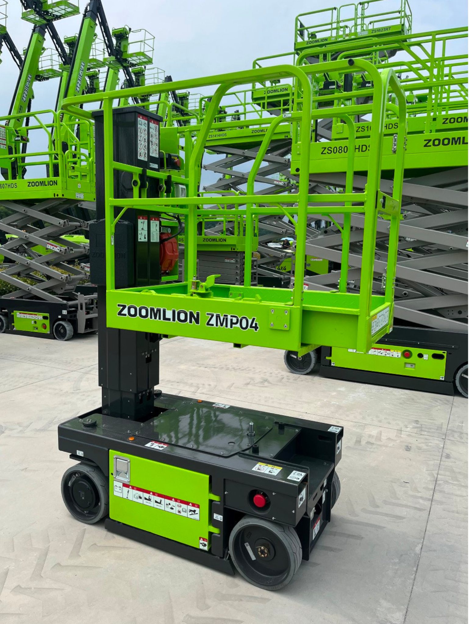 Podnośnik masztowy Zoomlion ZMP04 o wysokości roboczej 5,8 m – kompaktowa konstrukcja do pracy wewnątrz hal i magazynów, na pełnych, niebrudzących kołach.