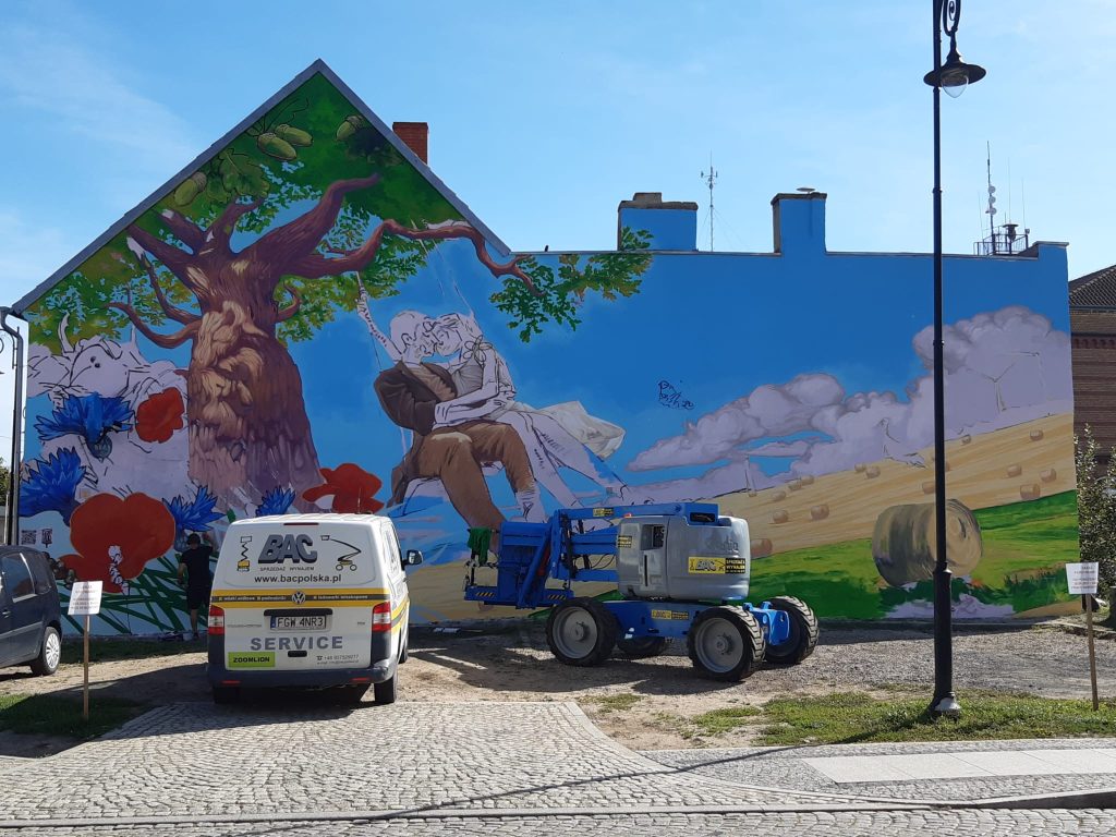 podnośnik przegubowy wynajęty w bac polska oraz auto serwisowe podczas prac nad pierwszym muralem w rzepinie