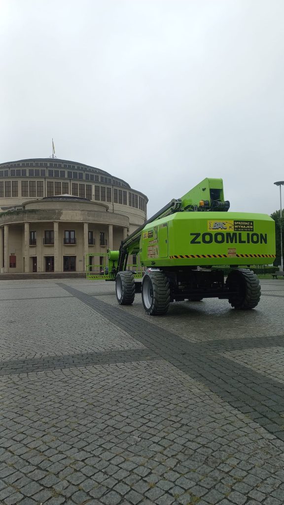 podnośnik teleskopowy zoomlion wynajęty w BAC Polska przy Hali Stulecia we Wrocławiu