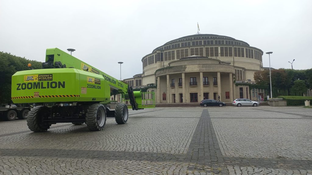 podnośnik teleskopowy zoomlion wynajęty w BAC Polska obok Hali Stulecia we Wrocławiu