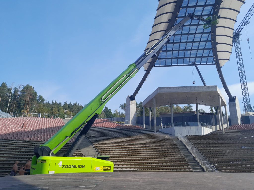 podnośnik teleskopowy zoomlion zt58j wynajęty w bac polska podczas prac przygotowawczych w amfiteatrze w mrągowie