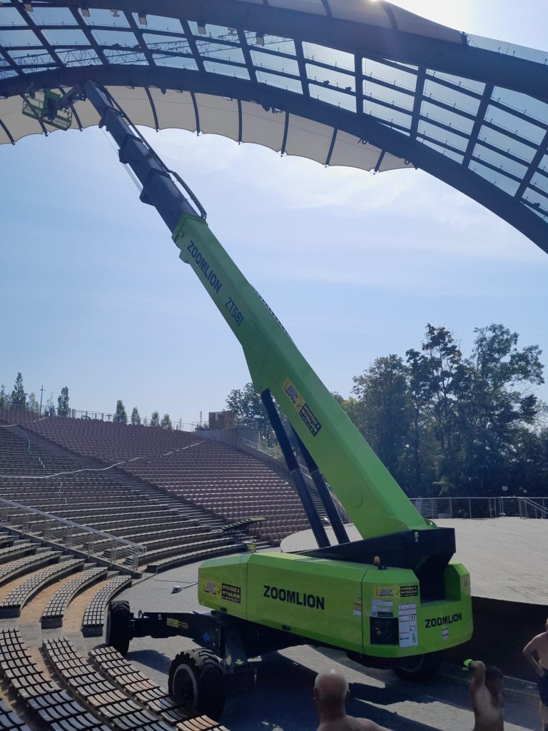 podnośnik teleskopowy zoomlion zt58j wynajęty w bac polska w trakcie prac przygotowawczych w amfiteatrze w mrągowie