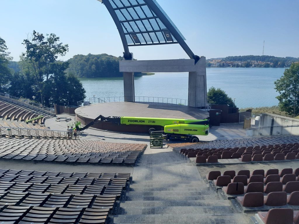 podnośnik teleskopowy zoomlion zt58j wynajęty w bac polska podczas prac przygotowawczych w amfiteatrze w mrągowie