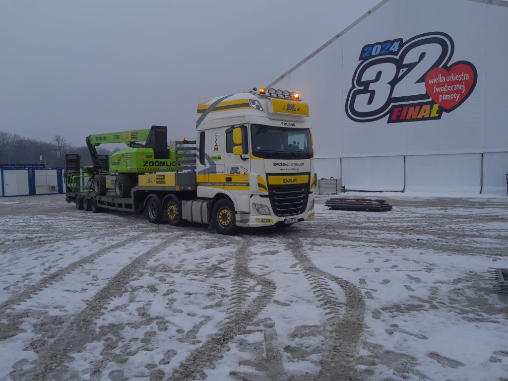 dostawa podnośnika teleskopowego zoomlion do budowania sceny do finału wośp bac polska