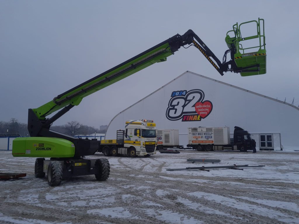 podnośniki teleskopowe zoomlion podczas budowania sceny do finału wośp bac polska