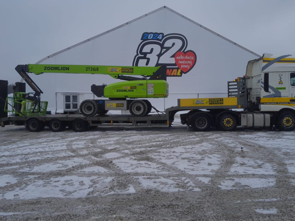 podnośnik teleskopowy zoomlion na lawecie podczas budowania sceny do finału wośp bac polska