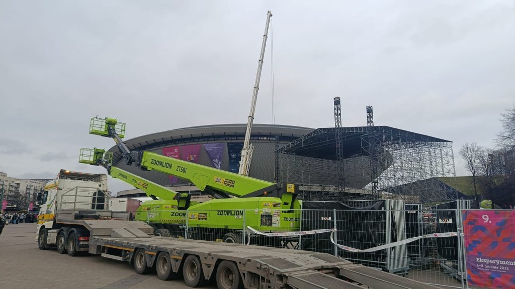 podnośniki teleskopowe zoomlion od BAC Polska podczas budowania scen na Śląskim Festiwalu Nauki