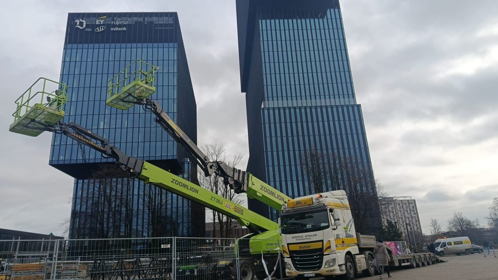 duże podnośniki teleskopowe zoomlion ZT58J i ZT38J od BAC Polska na tle wieżowców w Katowicach podczas budowania scen na Śląskim Festiwalu Nauki