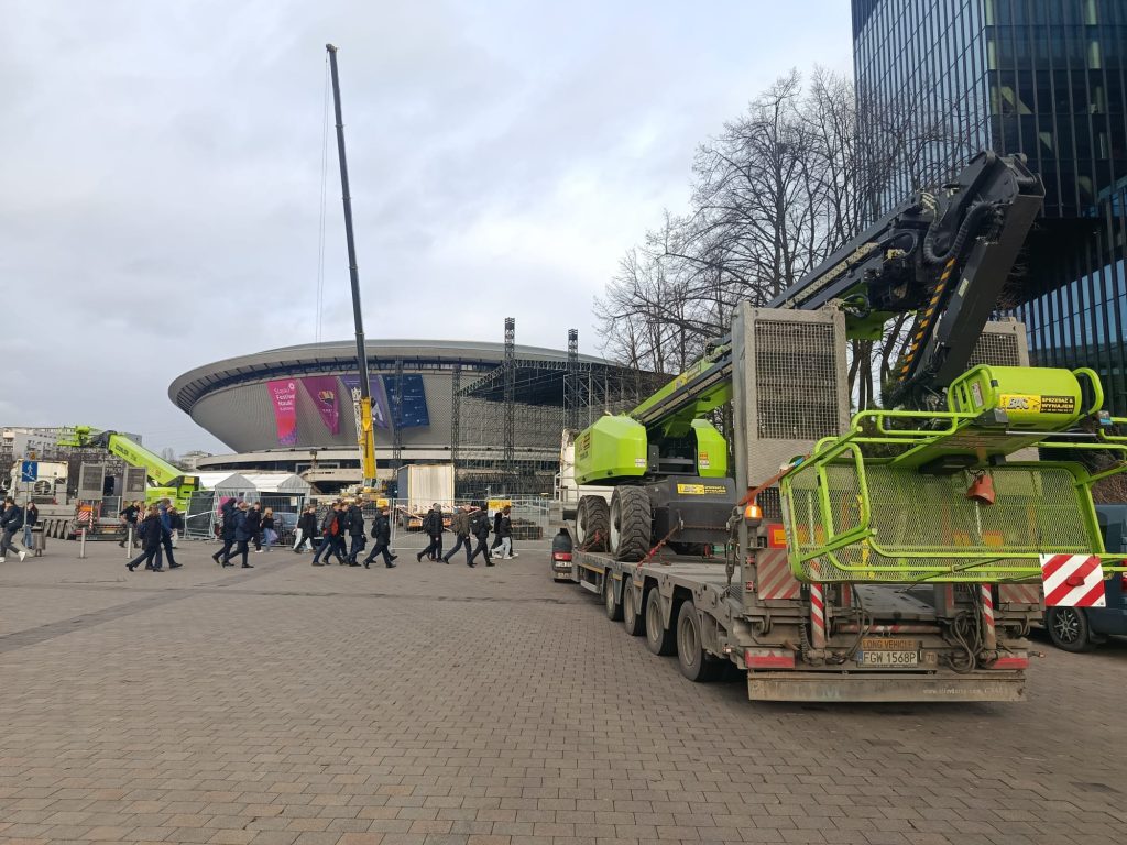 duże podnośniki teleskopowe zoomlion ZT58J i ZT38J od BAC Polska podczas budowania scen na Śląskim Festiwalu Nauki