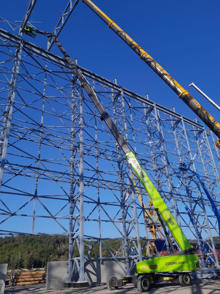 podnośniki zoomlion firmy bac polska podczas budowy stoczni wojennej