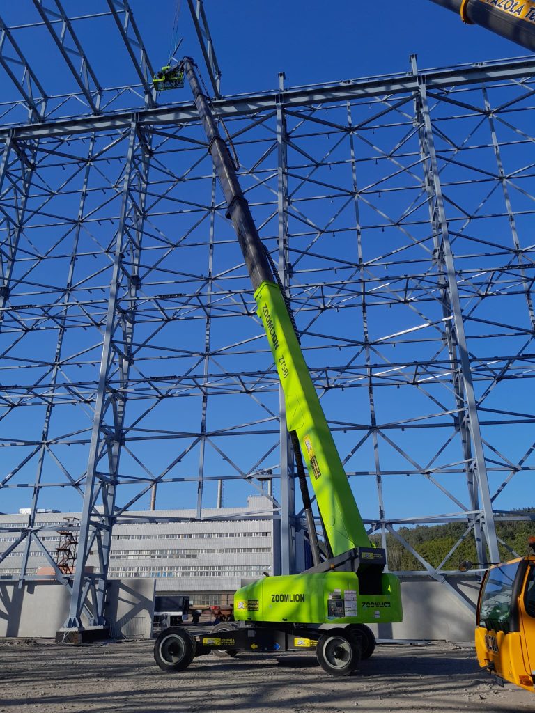 podnośnik zoomlion firmy bac polska podczas budowy stoczni wojennej