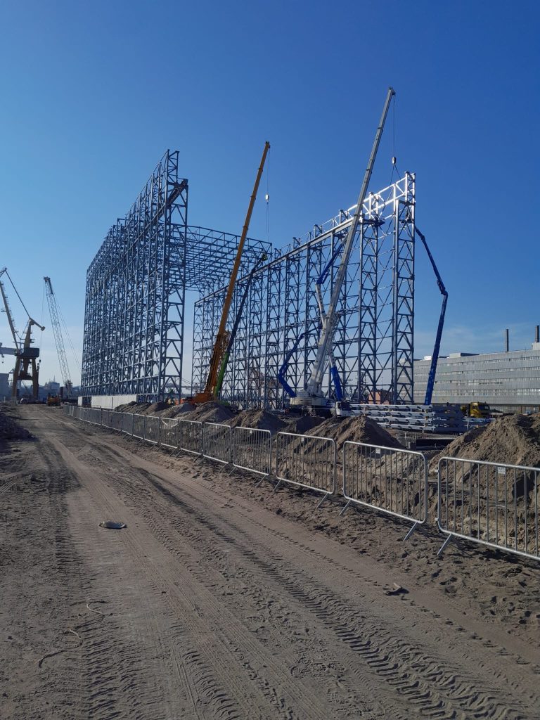 podnośniki zoomlion firmy bac polska podczas budowy hali stoczni wojennej