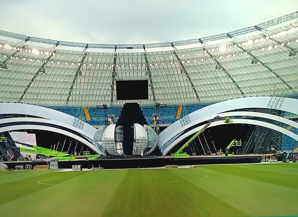 podnośniki zoomlion wynajęte w bac polska podczas budowy sceny na stadionie śląskim do koncertu sylwester z tvp