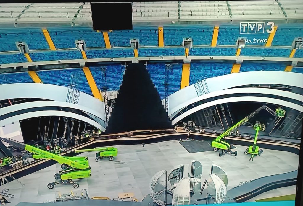 podnośniki zoomlion wynajęte w bac polska w trakcie budowy sceny na stadionie śląskim do koncertu sylwester z tvp