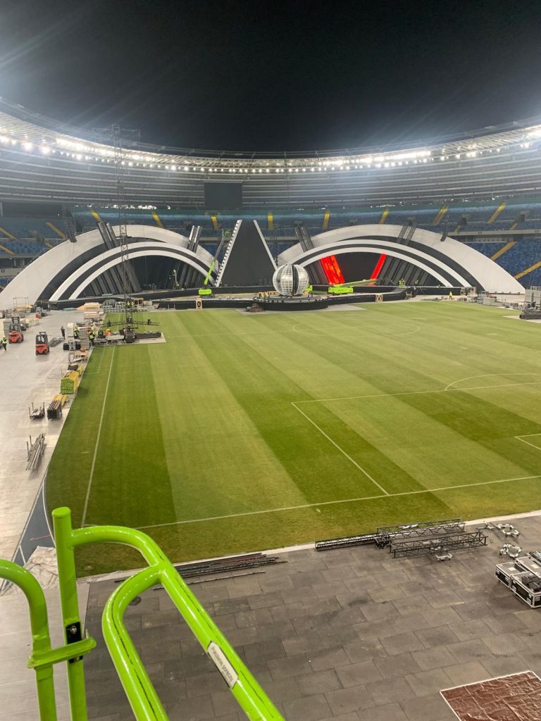 pięć podnośników zoomlion wynajęte w bac polska podczas budowy sceny na stadionie śląskim do koncertu sylwester z tvp