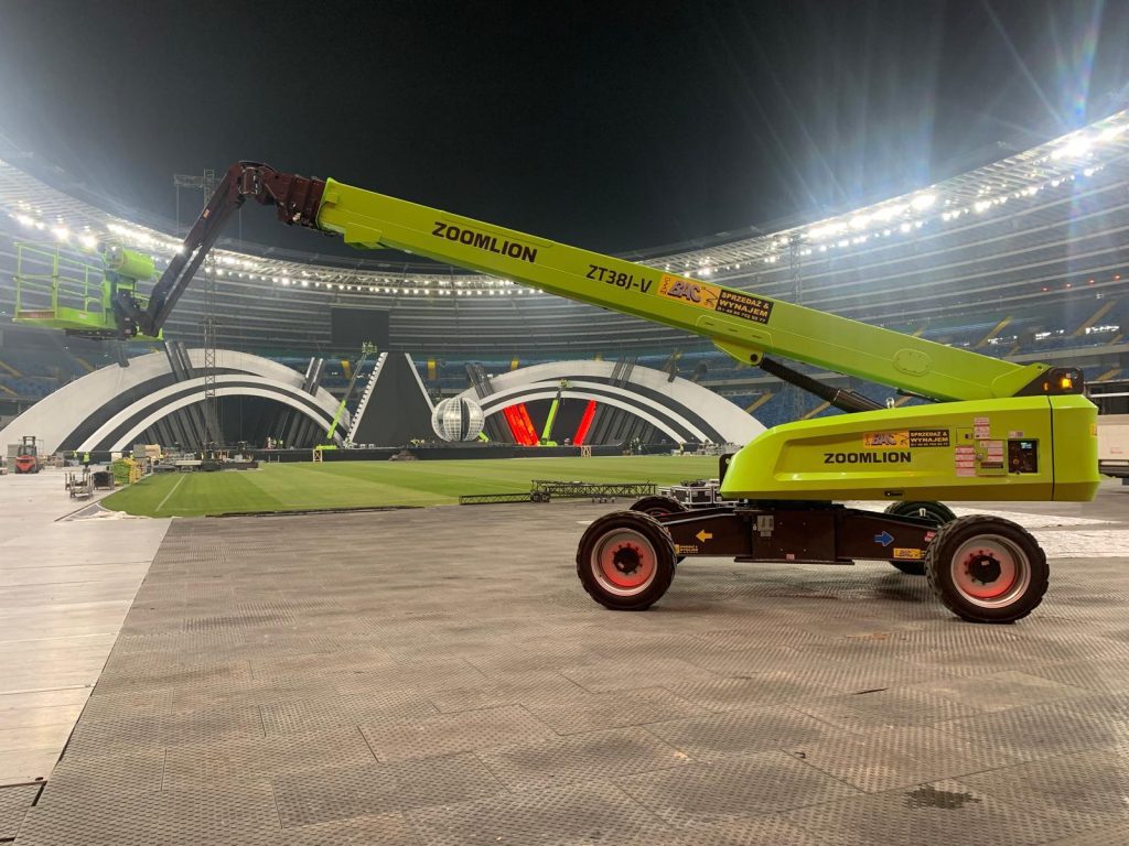 podnośnik zoomlion ZT38J-V wynajęty w bac polska podczas budowy sceny na stadionie śląskim do koncertu sylwester z tvp