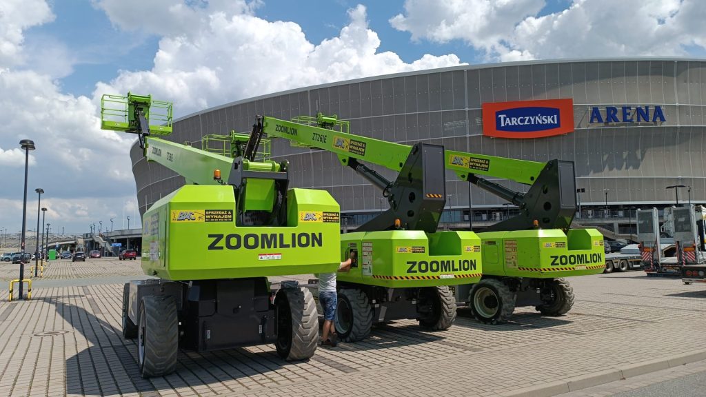 podnośniki zoomlion od bac polska przygotowane do prac na tarczyński arena we wrocławiu