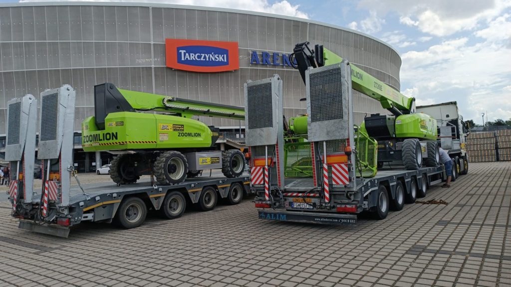 podnośniki zoomlion od bac polska dostarczone do prac na tarczyński arena we wrocławiu