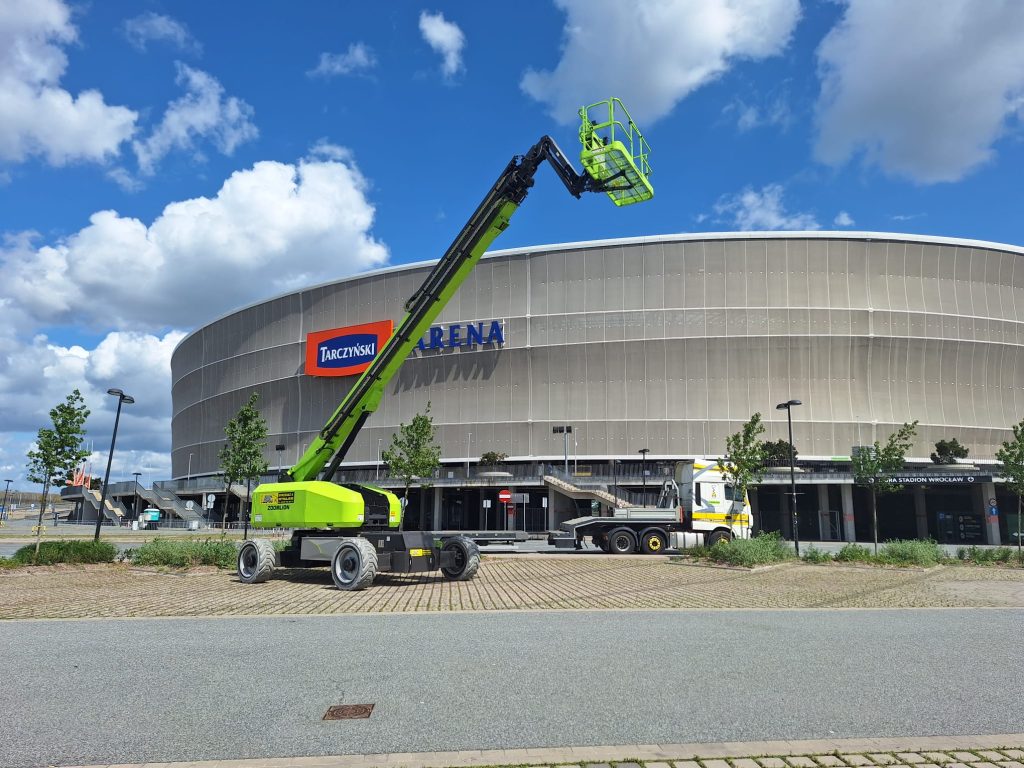 podnośnik zoomlion od bac polska dostarczony do prac na tarczyński arena we wrocławiu