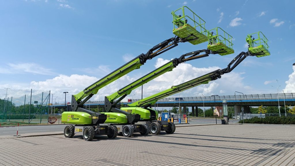 podnośniki zoomlion od bac polska dostarczone do prac na tarczyński arena we wrocławiu