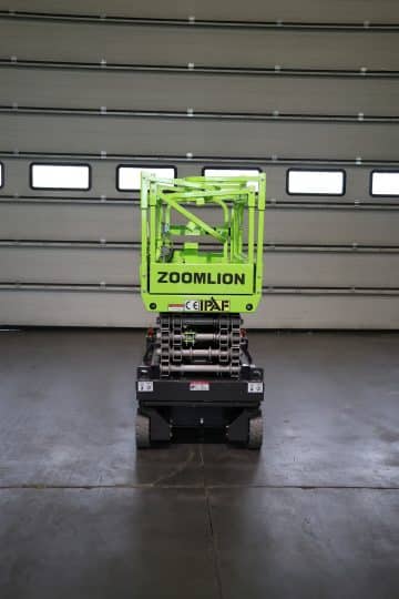 Zoomlion scissor lift in the hall.