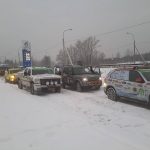 Rallyeautos auf dem Winterparkplatz.