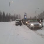 Samochody w zimowym korku przy stacji paliw.