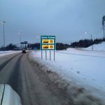 Tablica drogowa przy granicy Finlandii w zimie.